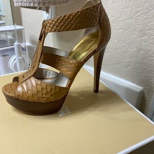 Michael Kors Berkeley platform -PEANUT- Size 7M